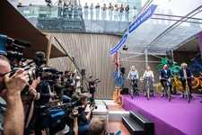 910549 Afbeelding van de opening van de fietsenstalling onder het Stationsplein te Utrecht, met rechts directeur ...